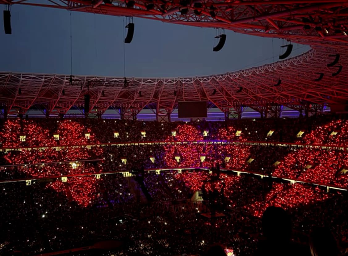 Light up sticks APP live control mode showing real-time audience light synchronisation features during a concert event