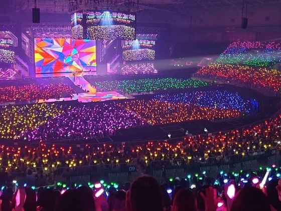 High speed strobe pulse beat sync effect on audience wristbands