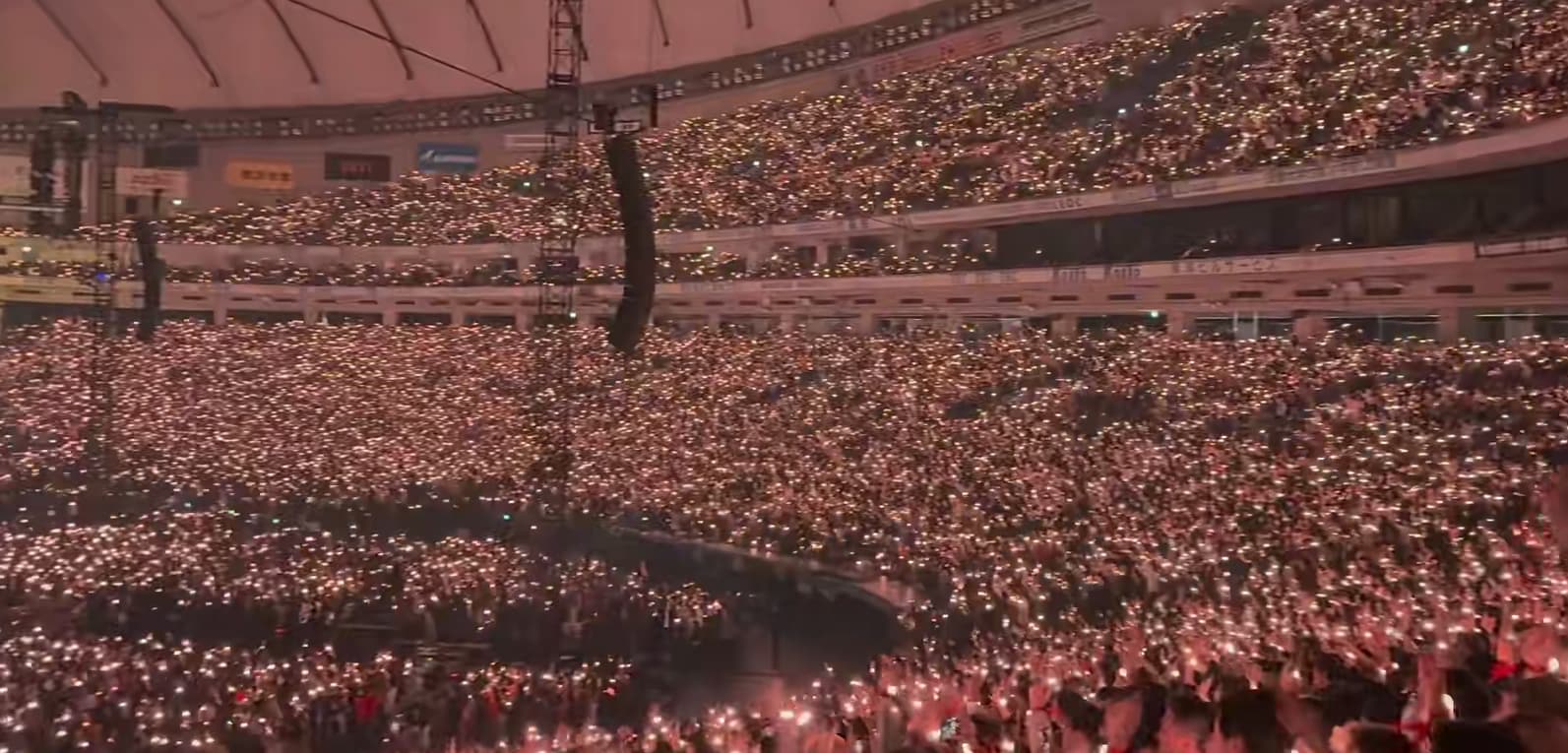 Light stick concert at Tokyo Dome with wirelessly controlled audience light sticks and artist-branded colour palette