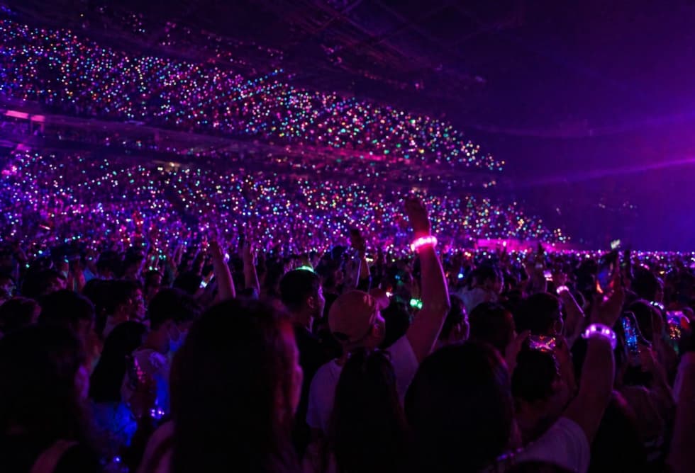 led bracelets for events - stadium-crowd active crowd synchronization during stadium performance